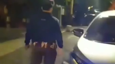 Pengemudi mobil yang kepergok memakai lampu strobo dan sirine.