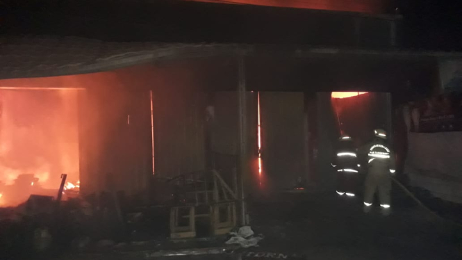 Petugas pemadam kebakaran berusaha memadamka kebakaran di salah satu ruko di Kampung Lebak Baru, Desa Renged, Kecamatan Kresek, Kabupaten Tangerang, Banten, pada Selasa dini hari, 29 Desember 2020.