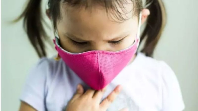 Anak memakai masker