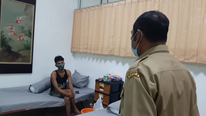 Wali Kota Solo, FX Hadi Rudyatmo meninjau rumah karantina eks pabrik Esemka