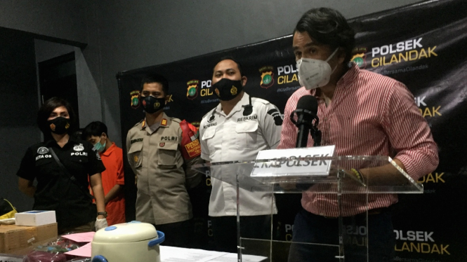 Jeremy Thomas berikan keterangan pers di Polsek Cilandak