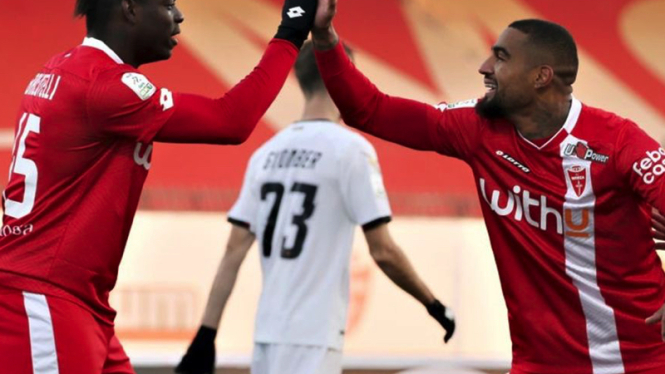 Mario Balotelli selebrasi usai mencetak gol perdana bersama Monza
