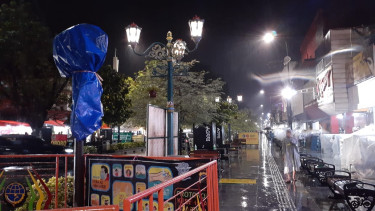 Plang jalan Malioboro ditutup pakai terpal atasi kerumunan wisatawan.