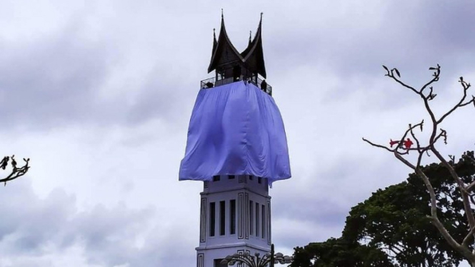 Jam Gadang ditutup kain.
