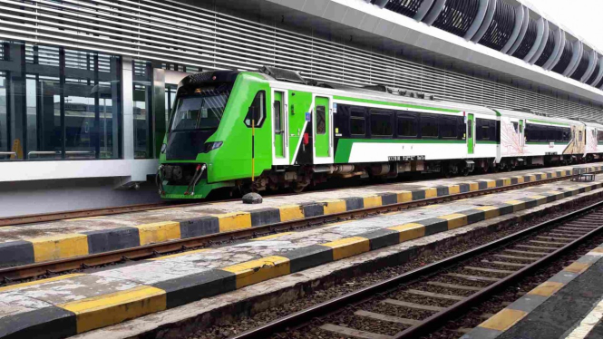 Kereta Api Bandara Internasional Adi Soemarmo.