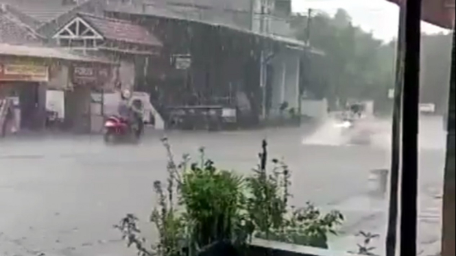 Pemotor melintas di genangan air dengan kecepatan tinggi