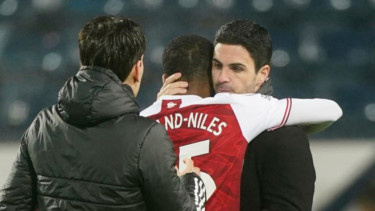 Manajer Arsenal, Mikel Arteta, dan anak asuhnya, Ainsley Maitland-Niles