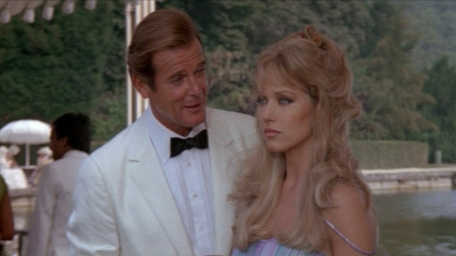 Roger Moore dan Tanya Roberts di film James Bond,  A View to a Kill (1985).