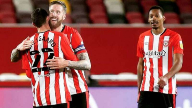 Pemain Brentford rayakan gol.