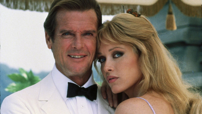 Roger Moore dan Tanya Roberts di film James Bond,  A View to a Kill (1985).
