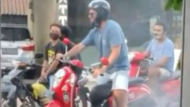 Pria bule terekam kamera lakukan freestyle di jalanan macet pakai skutik.