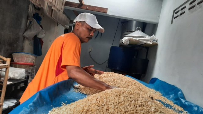 Aktivitas produksi tempe di Medan dengan bahan baku kacang kedelai (ilustrasi)