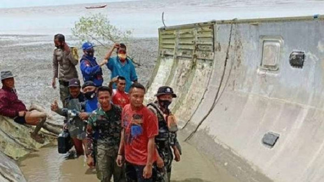 VIVA Militer: Prajurit TNI saat temukan roket satelit China.
