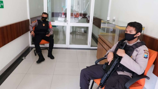 Dua personel Polisi berjaga di lokasi penggeledahan (foto ilustrasi).