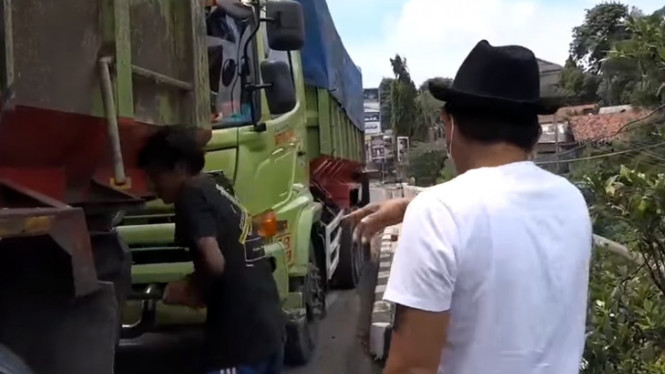 Anggota DPR, Dedi Mulyadi menegur truk yang parkir di jembatan