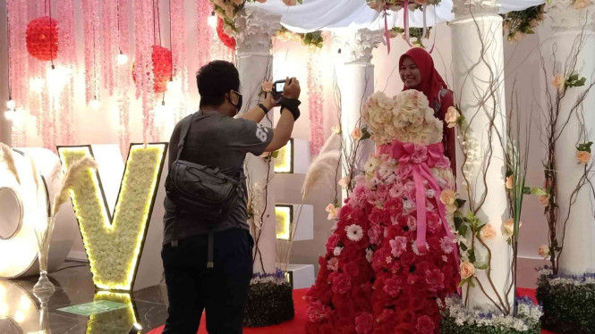 Sepasang kekasih berfoto di salah satu tempat wisata di Malang Raya, Batu Love Garden (Baloga).