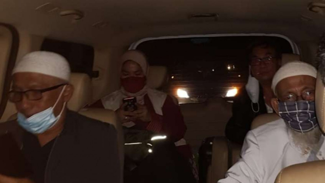 Abu Bakar Baasyir dijemput keluarganya keluar dari Lapas Gunung Sindur, Bogor.