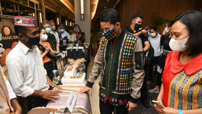 Sandiaga Uno berdialog dengan pelaku usaha parekraf Labuan Bajo