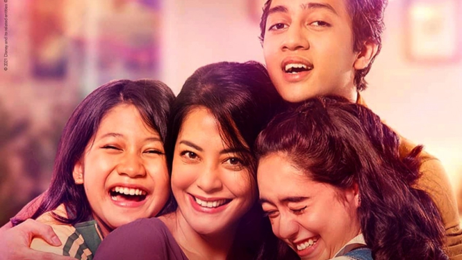 Aktris Lulu Tobing (tengah) berperan dalam film Yang Tak Tergantikan