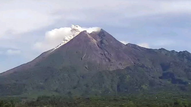 Gunung merapi mengeluarkan awan panas guguran dan guguran lava.
