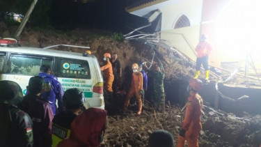 Proses evakuasi korban longsor di Sumedang