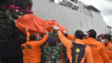 Basarnas kumpulkan kantong serpihan dan tubuh korban Sriwijaya Air SJ 182.