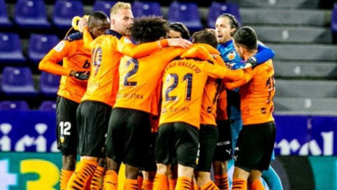 Pemain Valencia rayakan kemenangan.