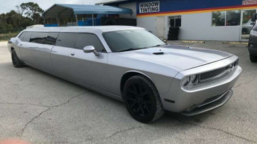Mobil limusin Dodge Challenger