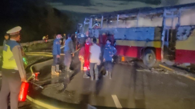 Bus terbakar hebat di tol Tangerang-Merak