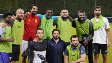 Khabib Nurmagomedov bermain sepakbola bersama legenda AC Milan, Clarence Seedorf