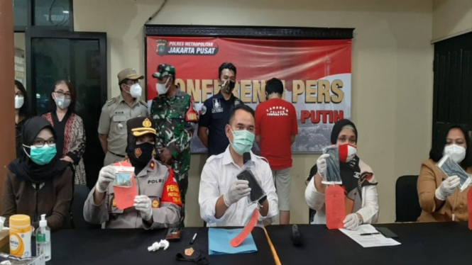 Polisi merilis kasus prostitusi online di Apartemen Green Pramuka, Jakarta Pusat