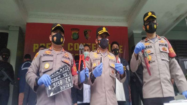 Kapolres Metro Jakarta Utara, Kombes Pol Arif Guruh Darmawan (tengah) merilis kasus pencurian motor di Pademangan, Jakarta Utara
