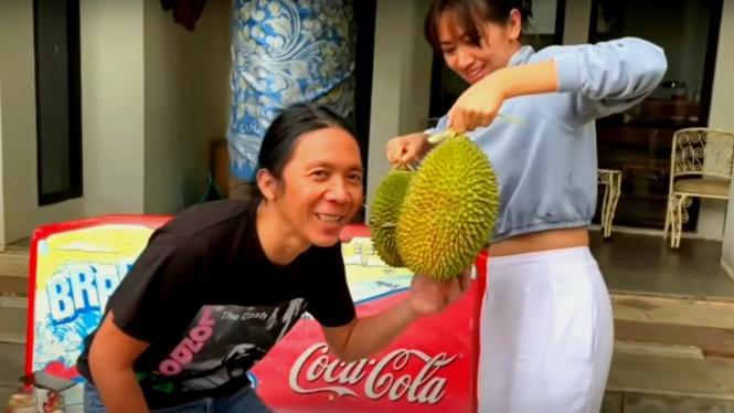 Bimbim Slank panen duren di rumahnya