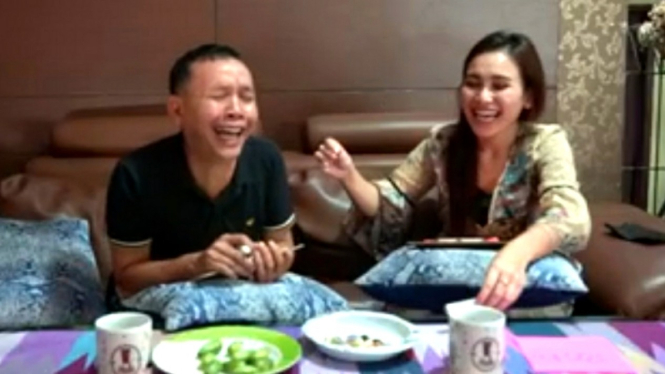 Gaya kocak Ayah Rozak ladeni tantangan Ayu Ting Ting