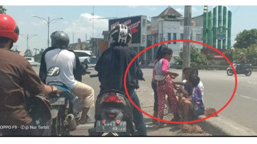 Pengamen cilik (foto : Nur Terbit)