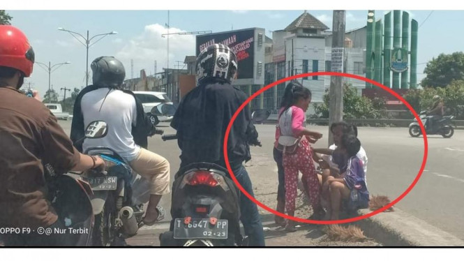 Pengamen cilik (foto : Nur Terbit)