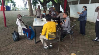 Seorang wanita yang berupaya masuk ke Istana diamankan polisi. 