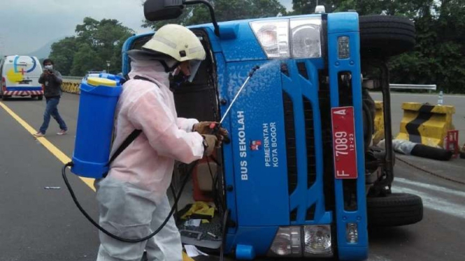 Bus sekolah angkut pasien COVID-19 terguling di Jagorawi