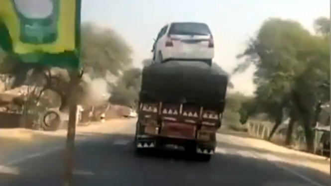 Toyota Innova nangkring di atas truk