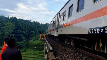 PT KAI berlakukan rel tunggal di jalur selatan Jawa usai jembatan putus.