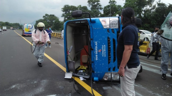 Bus sekolah pengantar pasien COVID-19 di Kota Bogor terguling di tol