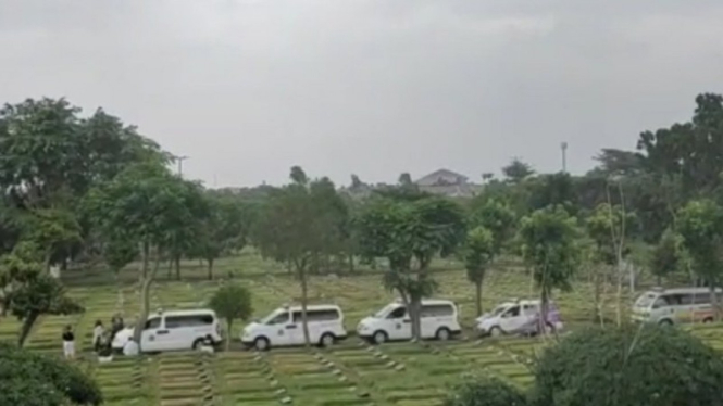 Antrean mobil ambulans jenazah COVID-19 di TPU Srengseng Sawah