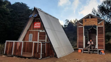Posko kesehatan dan musala di Gunung Prau.