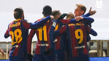Pemain Barcelona merayakan gol