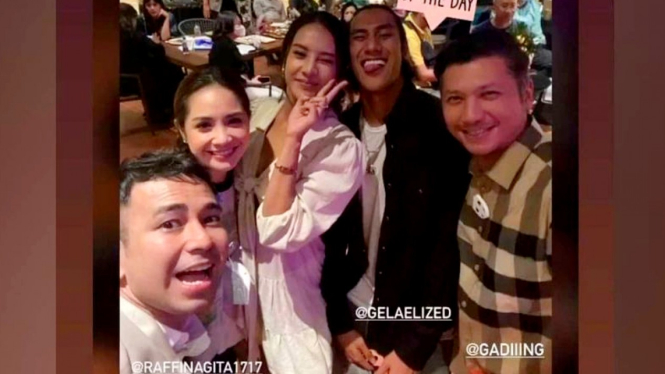 Foto Raffi Ahmad usai divaksin Sinovac bersama para rekan selebritis