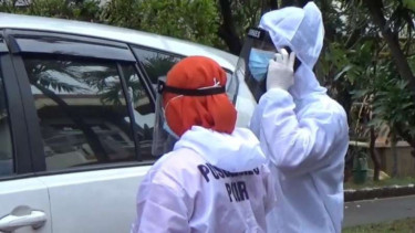 Polres Metro Jakarta Timur menurunkan dua petugas untuk melakukan rapid test kepada pelayat di kediaman almarhum Syekh Ali Jaber.
