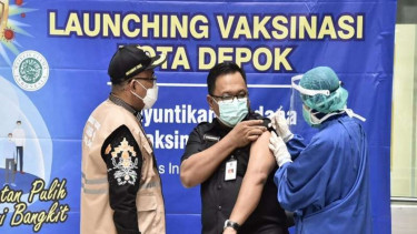Wakil Wali Kota Depok Pradi Supriatna menjalani penyuntikan vaksin COVID-19