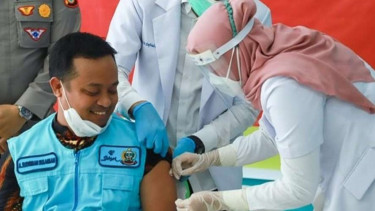 Wakil Gubernur Andi Sudirman Sulaiman saat disuntik vaksin COVID-19.