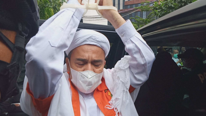 Habib Rizieq Shihab saat tinggalkan Rutan Polda Metro Jaya.