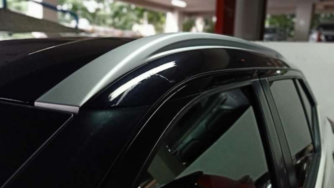 Ilustrasi roofrail di atap mobil.